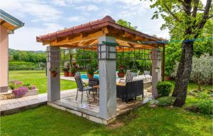 Zahrada ubytování Three-Bedroom Holiday Home In Neoric