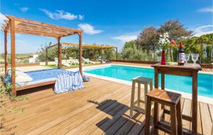 Πισίνα στο ή κοντά στο 4 Bedroom Cozy Home In Arahal