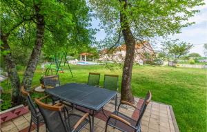 Zahrada ubytování Three-Bedroom Holiday Home In Neoric