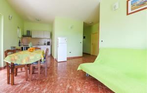 Η κουζίνα ή μικρή κουζίνα στο 2 Bedroom Cozy Apartment In Ugljan