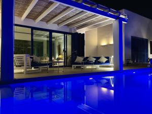 Bazén v ubytování Villa Itaca Vista mar y piscina climatizada nebo v jeho okolí