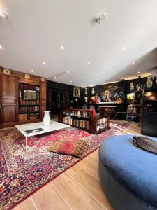 a living room with a couch and a rug at Villa Pauline in Avignon