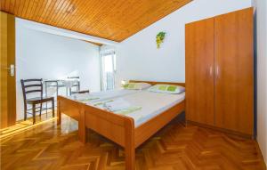 Postel nebo postele na pokoji v ubytování Beautiful Apartment In Podstrana