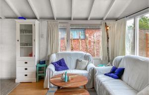 Χώρος καθιστικού στο Nice Home In Warmenhuizen With Wifi