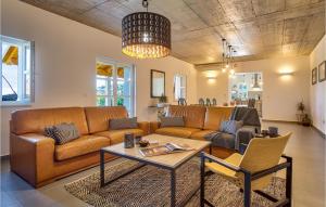 un salon avec un canapé et une table dans l'établissement Villa Pia, à Opatija