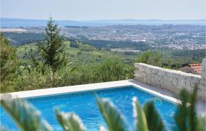 Bazén v ubytování Four-Bedroom Holiday Home In Klis nebo v jeho okolí
