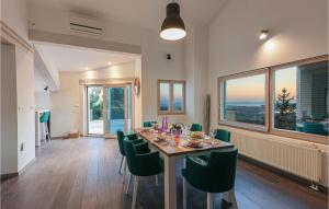 Fotografie z fotogalerie ubytování Four-Bedroom Holiday Home In Klis v destinaci Klis