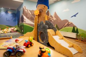 una sala de juegos infantil con vehículos de juguete sobre una mesa en MONDI Resort und Chalet Oberstaufen, en Oberstaufen