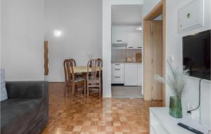 Kuchyň nebo kuchyňský kout v ubytování 2 Bedroom Lovely Apartment In Jadranovo