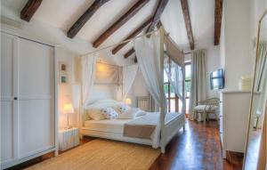 een slaapkamer met een wit bed met een hemelbed bij Villa Oxalis in Poreč +36 foto's
