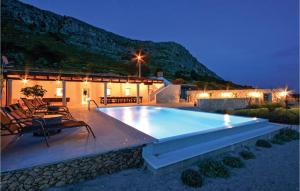 Bazén v ubytovaní Eight-Bedroom Holiday Home In Podstrana alebo v jeho blízkosti + 37 fotografií