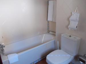 y baño blanco con aseo, bañera y aseo. en Casa de S. Thiago do Castelo, en Óbidos 37 fotos más