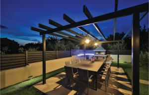 Patio alebo iná vonkajšia časť ubytovania Eight-Bedroom Holiday Home In Kastel Novi