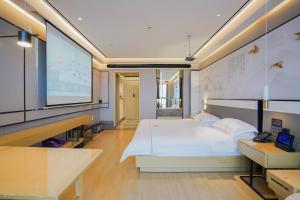 Giường trong phòng chung tại Konggu Youlan Hotel Ningbo Yuyao North Xinjian Road