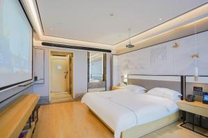 Giường trong phòng chung tại Konggu Youlan Hotel Ningbo Yuyao North Xinjian Road