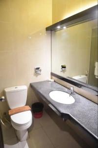 Kopalnica v nastanitvi Hotel 88 Jember By WH - Strategic Location In The City Center