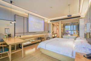 Giường trong phòng chung tại Konggu Youlan Hotel Ningbo Yuyao North Xinjian Road