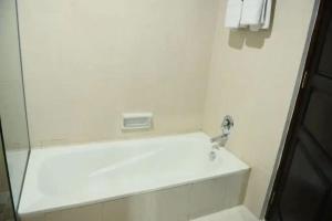 Kopalnica v nastanitvi Hotel 88 Jember By WH - Strategic Location In The City Center