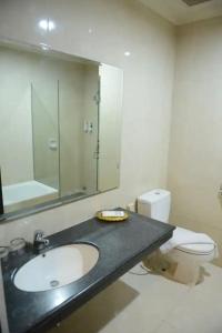 Kopalnica v nastanitvi Hotel 88 Jember By WH - Strategic Location In The City Center