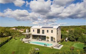 una vista aérea de una casa con piscina en Villa Valens Residence, en Poreč