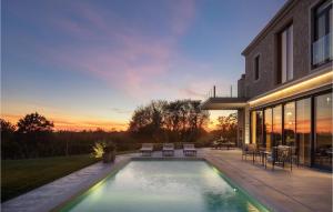 una casa con piscina en el patio trasero en Villa Valens Residence, en Poreč 31 fotos más