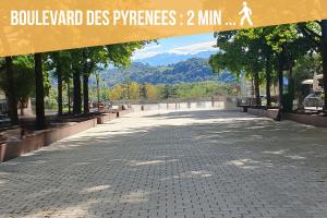 una strada vuota con un cartello che recita boulevard des pyrenees min di La Bulle Paloise, Appartement, hyper-centre a Pau