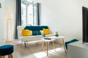 un soggiorno con divano e cuscini gialli di La Bulle Paloise, Appartement, hyper-centre a Pau