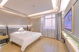 Giường trong phòng chung tại Konggu Youlan Hotel Ningbo Yuyao North Xinjian Road
