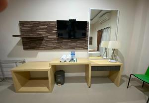 TV a/nebo společenská místnost v ubytování Batukaru Garden 5 Bali Sevilla Residence