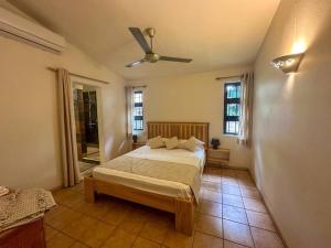 Postel nebo postele na pokoji v ubytování Villa Tamaris + 5 fotografií