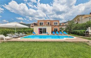 Bazén v ubytování Beautiful Home In Kastel Kambelovac nebo v jeho okolí