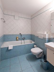 Koupelna v ubytování Paisible apt cheminée, terrasse, jardin, vue époustouflante + 37 fotografií