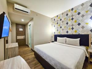 Postel nebo postele na pokoji v ubytování Hotel 88 Kedungsari - Kedungdoro By WH