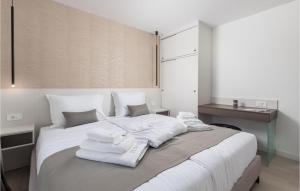 Posteľ alebo postele v izbe v ubytovaní Lovely Apartment In Krk With Kitchen