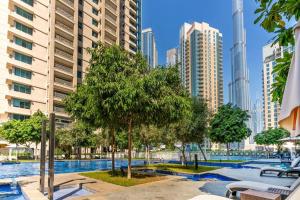 Bazén v ubytování Stylish 1BR with Iconic Burj and Fountain Views nebo v jeho okolí