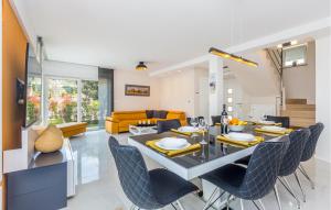 Khu vực ghế ngồi tại Lovely Home In Malinska With Sauna