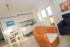 Una sala de estar con una silla y una mesa. en MeerSinn, en Norddeich
