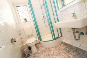 Un baño con ducha, inodoro y lavabo. en MeerSinn, en Norddeich 5 fotos más