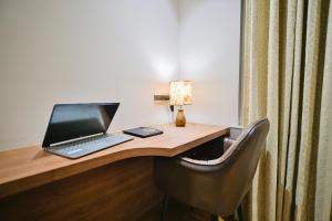 Televisyen dan/atau pusat hiburan di The Olive Hotel Srinagar