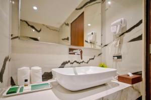 Bilik mandi di The Olive Hotel Srinagar