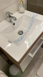 ペトロシャニにあるWOW Residence Petrosaniのバスルーム(白い洗面台、カウンター付)