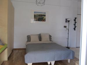 Una cama o camas en una habitación de Cosy Studio at the heart of glyfada