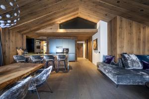 サンタ・クリスティーナ・ヴァルガルデーナにあるChalet Urela Luxury Apartmentのソファとテーブルのあるリビングルーム