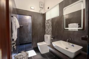 Ένα μπάνιο στο Hasthri Boutique Grey Chalet in Ahangama with pool Near Beach