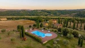 Bazén v ubytování Poggiovalle Tenuta Italiana nebo v jeho okolí