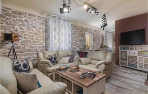 Istumisnurk majutusasutuses Gorgeous Home In Nedescina With Sauna