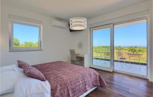 a bedroom with a bed and a balcony at Villa Sunshine Tea in Pula