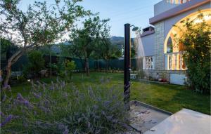 Ein Garten an der Unterkunft Awesome Home In Zrnovnica With Kitchen
