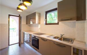 eine Küche mit Spüle und Arbeitsplatte in der Unterkunft Awesome Home In Zrnovnica With Kitchen in Žrnovnica