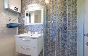 Ein Badezimmer in der Unterkunft Awesome Home In Zrnovnica With Kitchen